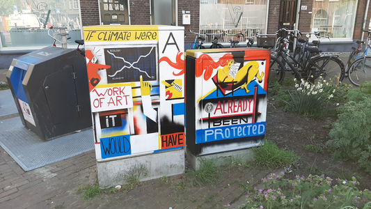 849105 Afbeelding van enkele schakelkastjes op de hoek van de Vossegatselaan en de Adriaen van Ostadelaan te Utrecht, ...